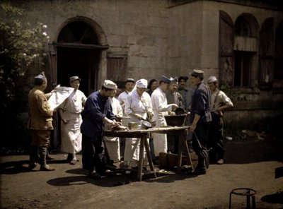 Soldaten bij het Chateau Vauxbuin, gebruikt door het Franse leger als ziekenhuis, Soissons, Aisne, Frankrijk, 1917 door Fernand Cuville